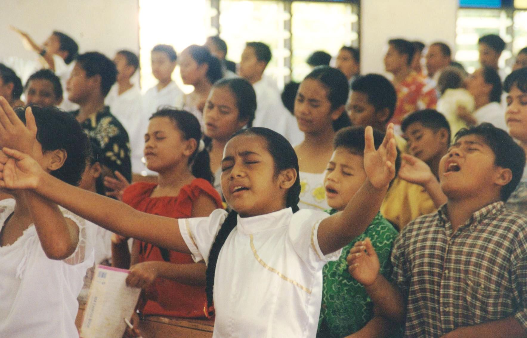 2004-11a_Children_Worshiping_in_Samoa